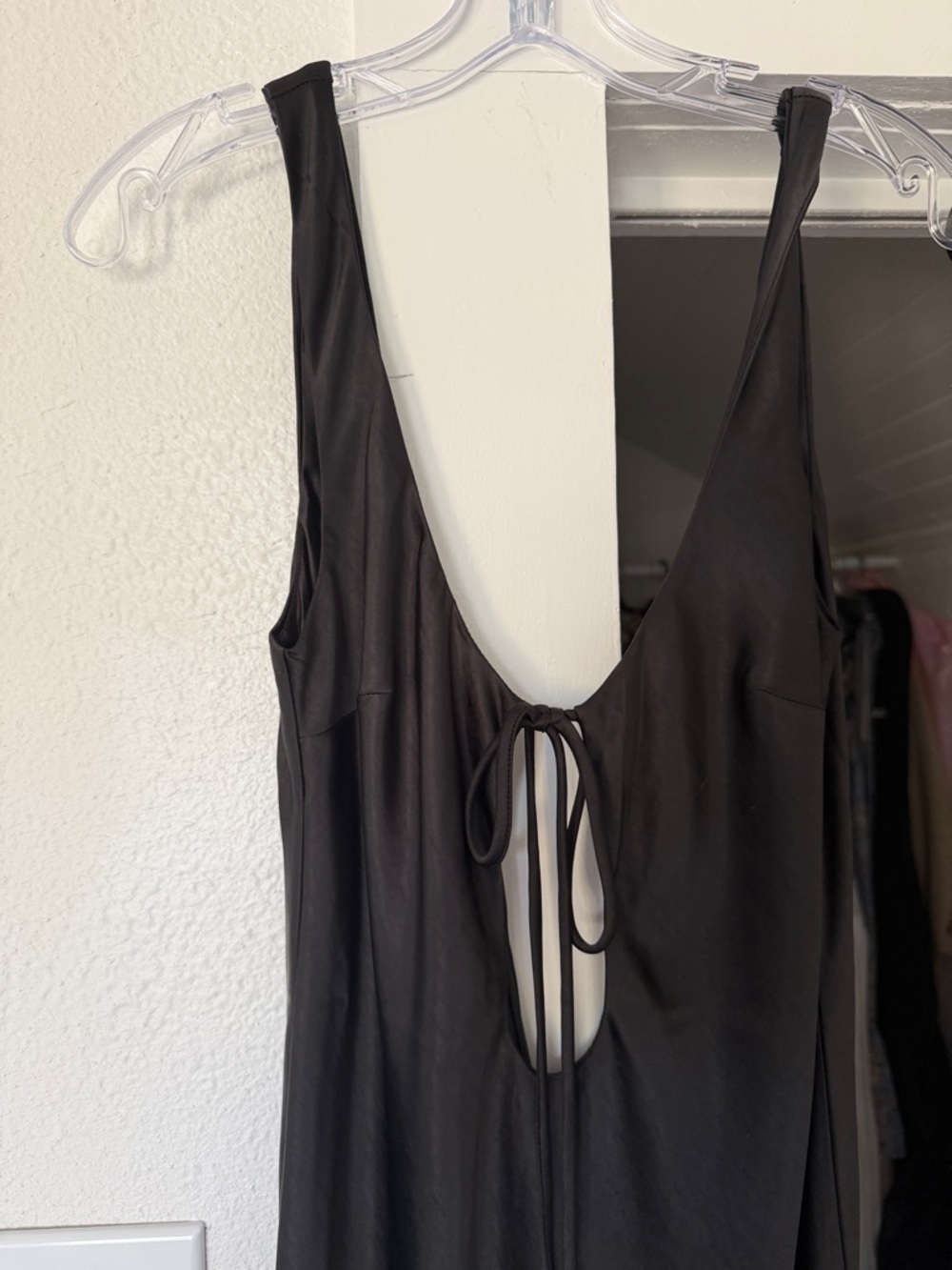 MESHKI key hole black satin dress - Picture 5 of 8